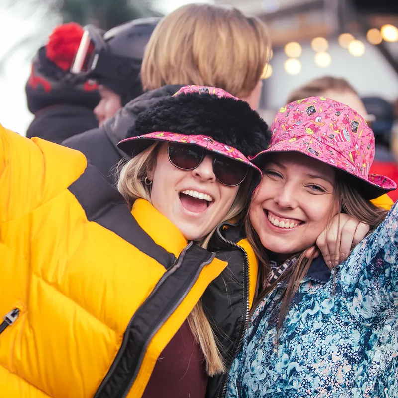 foto lachende meiden apres ski