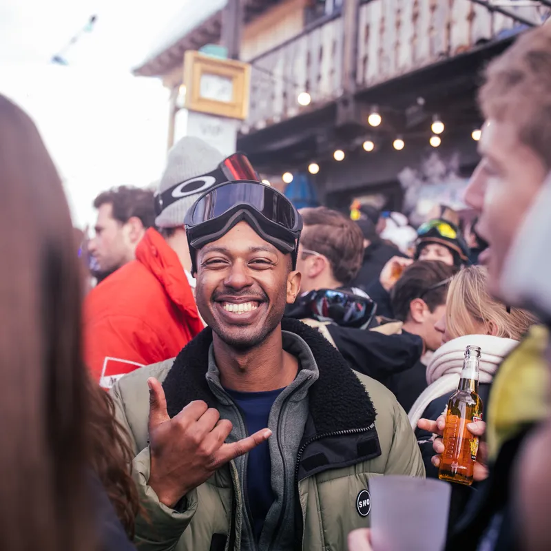 foto lachende jongen apres ski