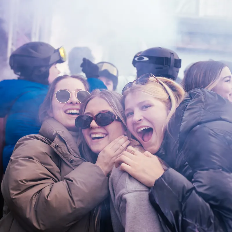 foto lachende meiden op apres ski