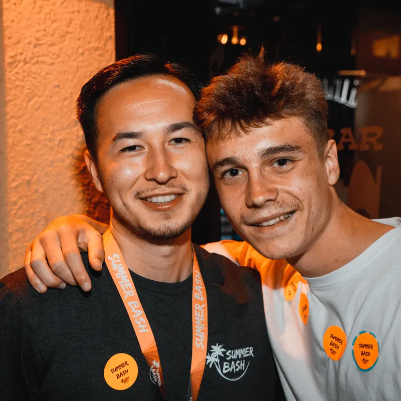 Vriendschappelijke omhelzing tussen twee crewleden van Summer Bash tijdens begeleide jongerenreis