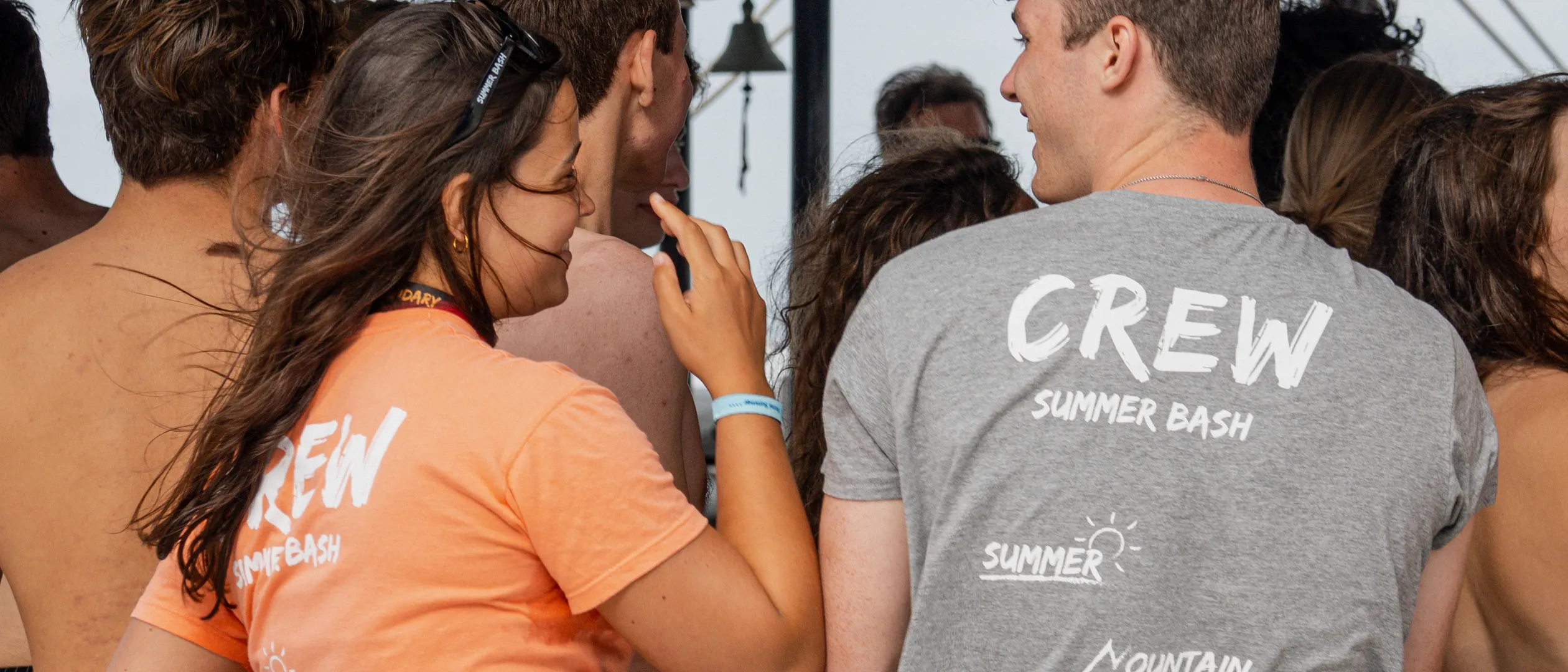 Summer Bash crewleden in T-shirts begeleiden jongeren tijdens georganiseerde jongerenreis