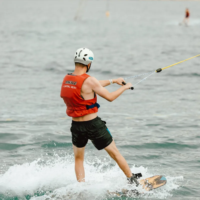 novalja-kroatie-jongerenvakantie-jongerenreis-uitstap-wakeboarden-waterskiën