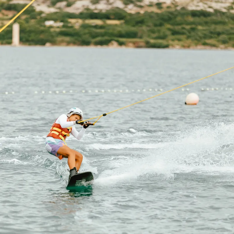 novalja-kroatie-jongerenvakantie-jongerenreis-uitstap-wakeboarden-waterskiën