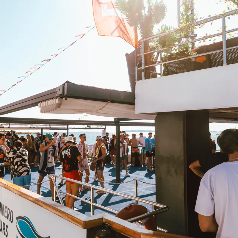 partyboat-novalja-kroatie-uitstap-activiteit-uitgaan