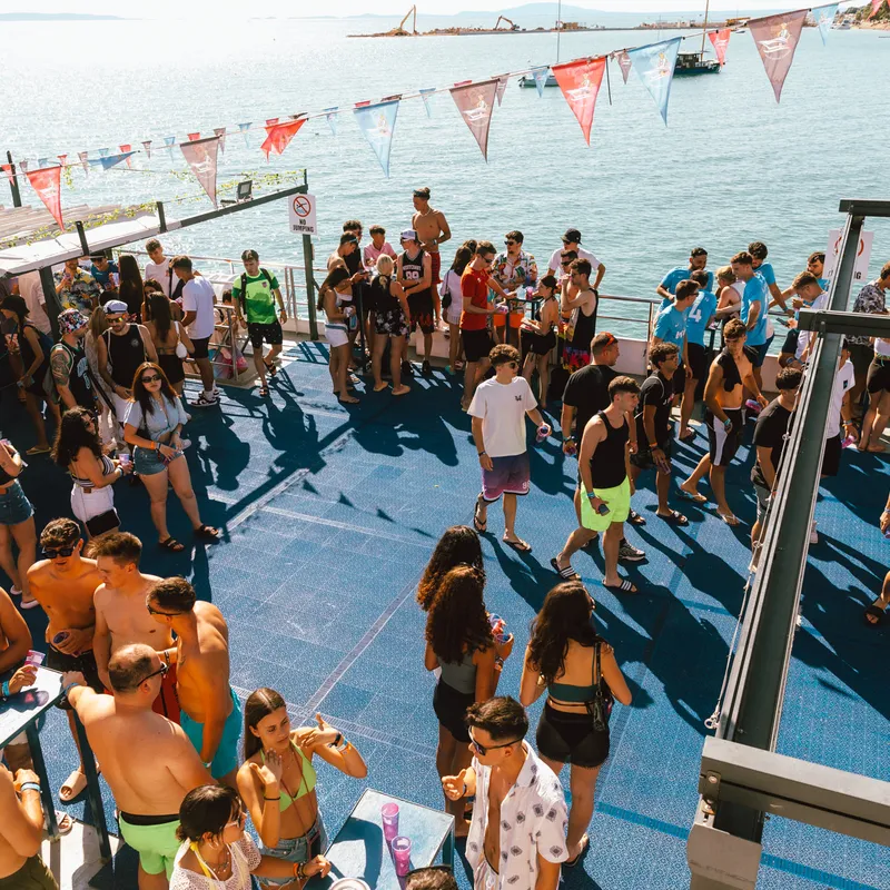 partyboat-novalja-kroatie-uitstap-activiteit-uitgaan