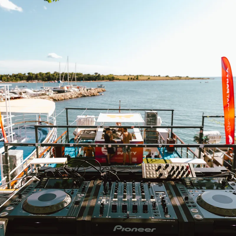 partyboat-novalja-kroatie-uitstap-activiteit-uitgaan