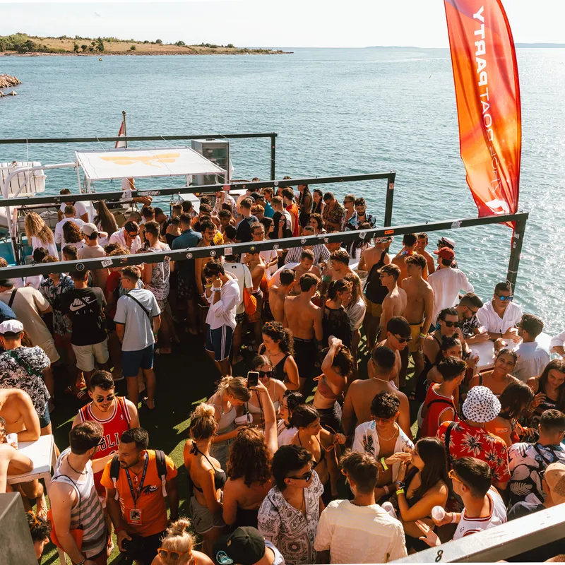 partyboat-novalja-kroatie-uitstap-activiteit-uitgaan