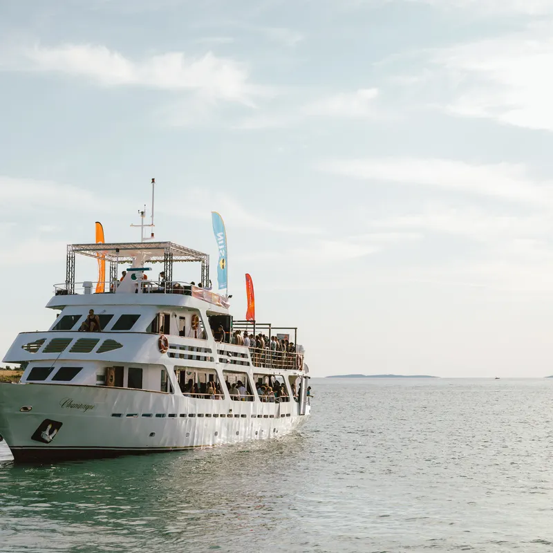 partyboat-novalja-kroatie-uitstap-activiteit-uitgaan
