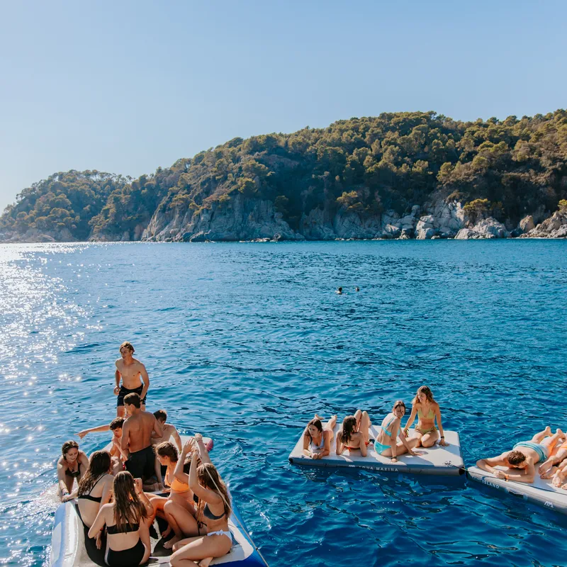 malgratdemar-spanje-catamaran-boatparty-uitstap-kamp