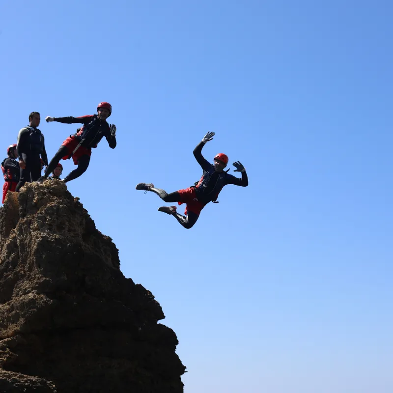excursie-cliffjump-albufeira-tieners-kamp