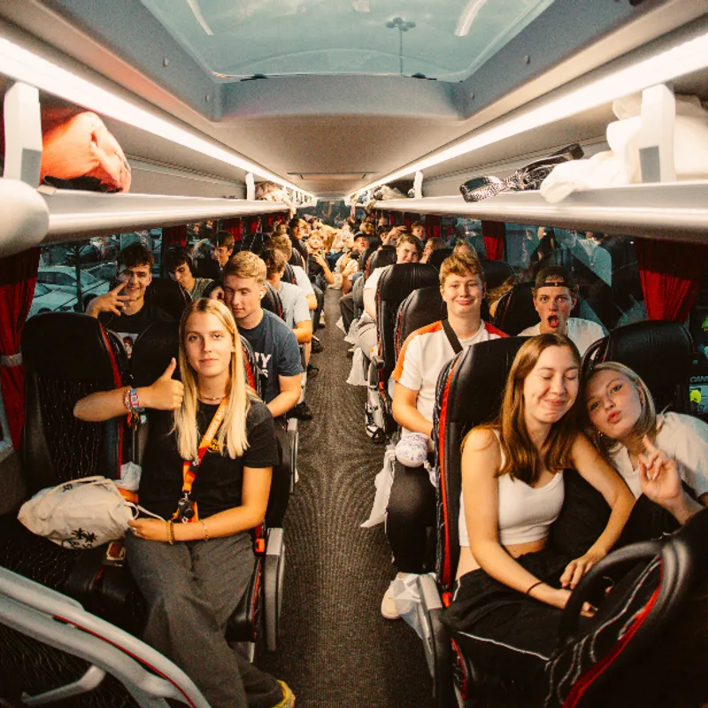 Jongeren die samen in de bus zitten