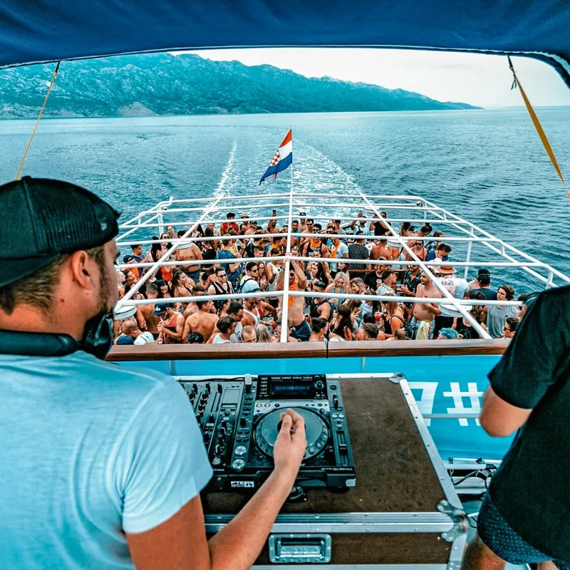 ALL-IN PARTYBOAT