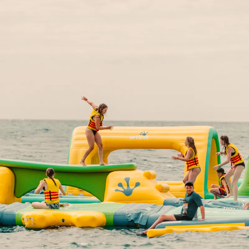 inflatable waterpark - summer bash - jongerenreizen - lloret de mar