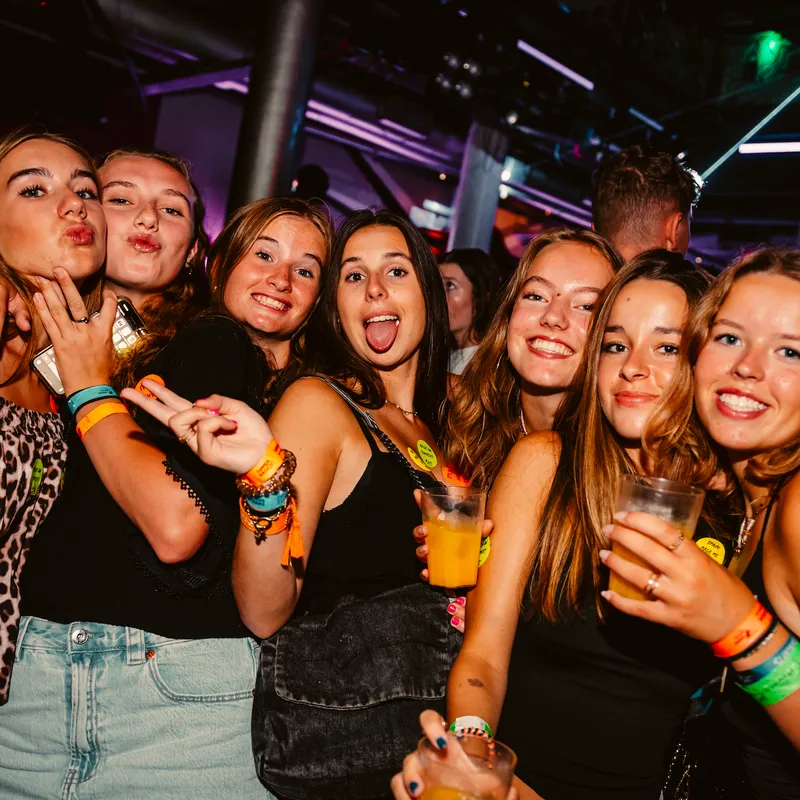 uitgaan - party nights - clubkaart - summer bash - jongerenreizen