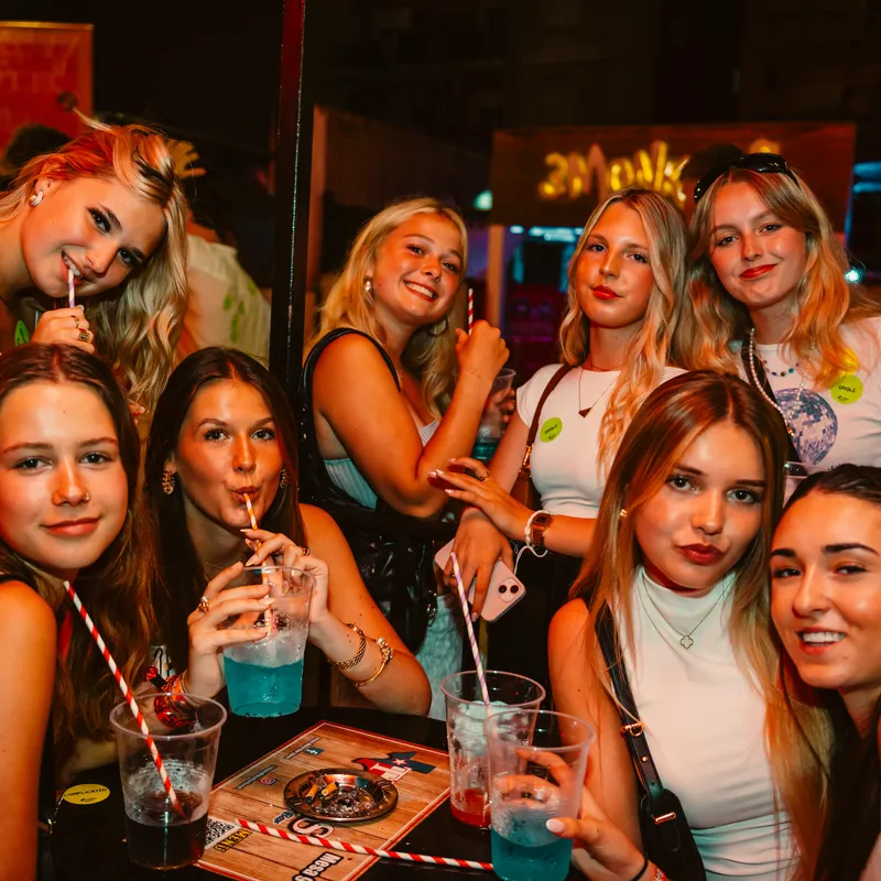 bar crawl - kroegentocht - kos - summer bash - jongerenreizen