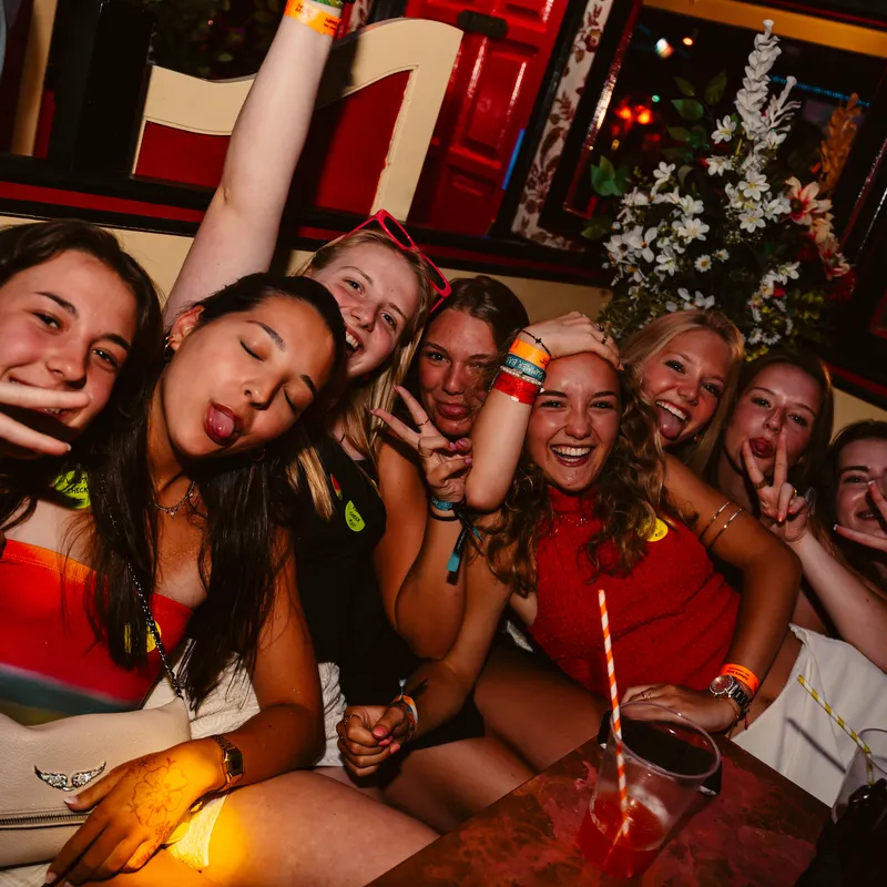 bar crawl - kroegentocht - kos - summer bash - jongerenreizen