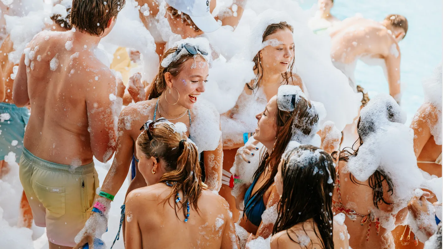 event - summer bash - cyprus - ayia napa - foam party nissi beach - jongeren - reis
