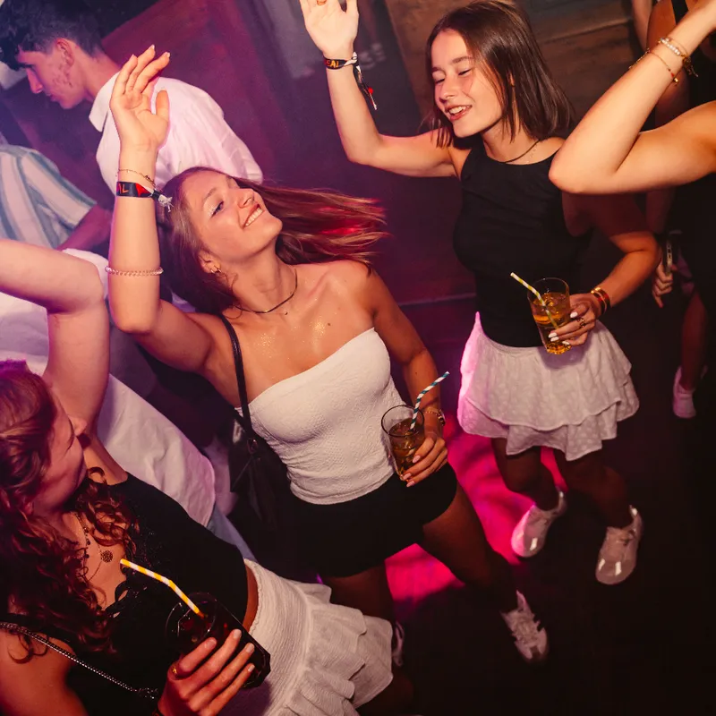 uitgaan - party nights - clubkaart - summer bash - jongerenreizen