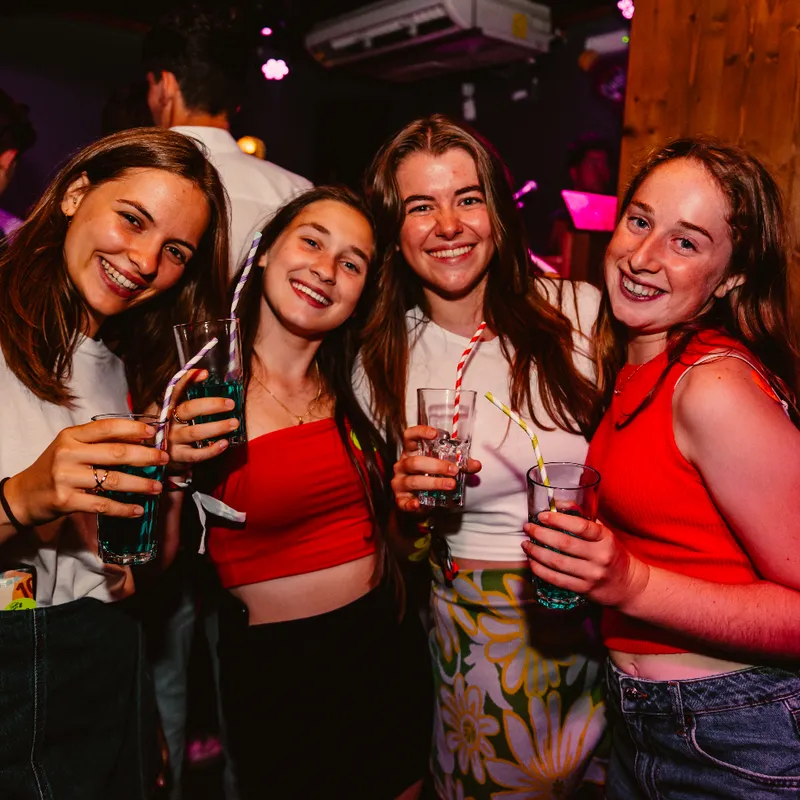 uitgaan - party nights - clubkaart - summer bash - jongerenreizen