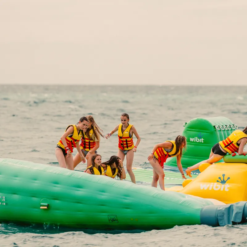 summer bash - jongerenreizen - inflatable waterpark - calella - malgrat de mar