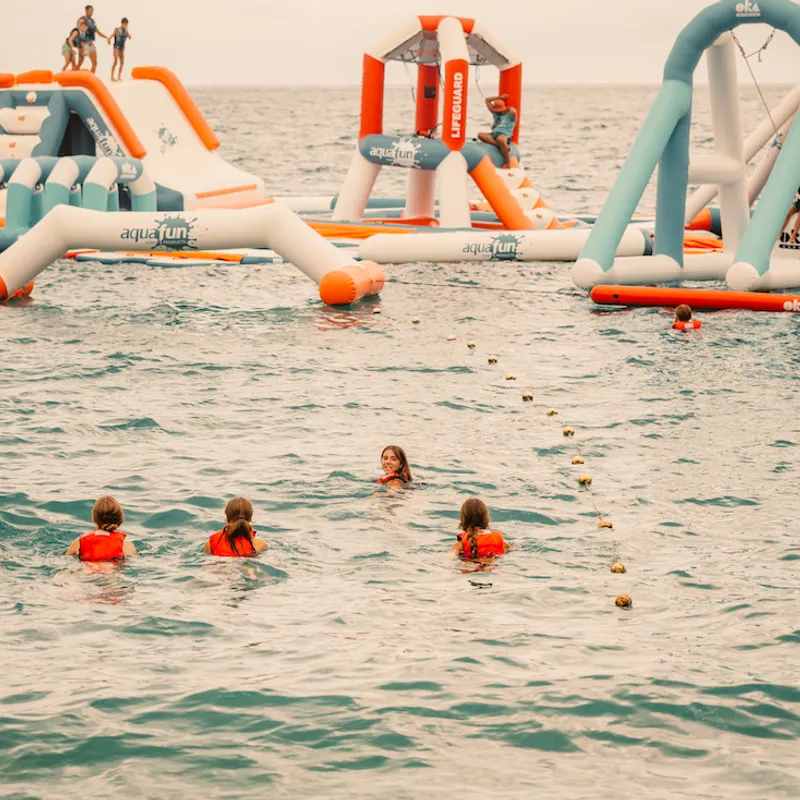 summer bash - jongerenreizen - inflatable waterpark - calella - malgrat de mar