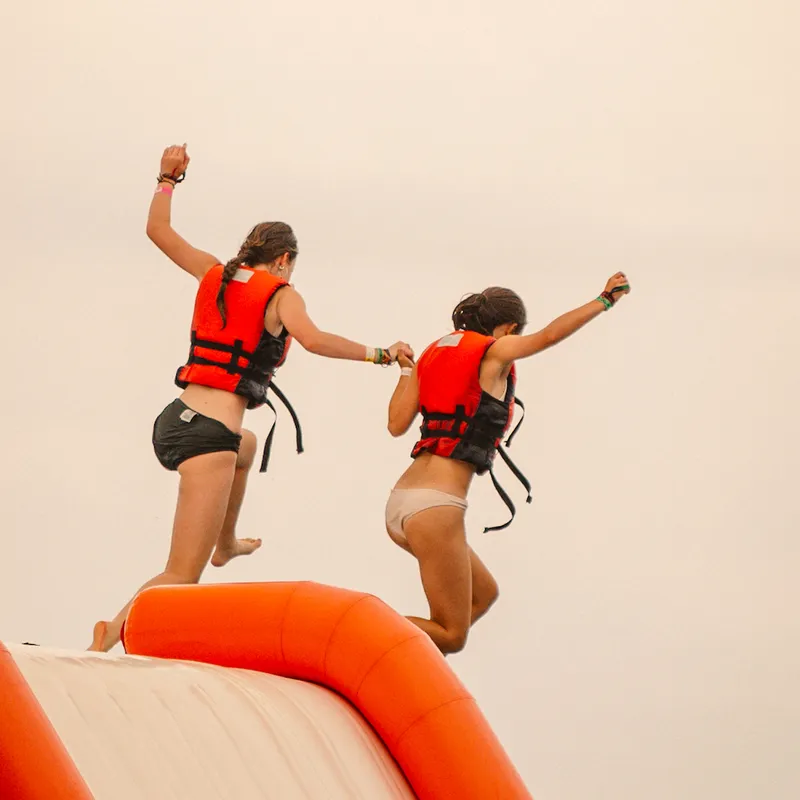 summer bash - jongerenreizen - inflatable waterpark - calella - malgrat de mar