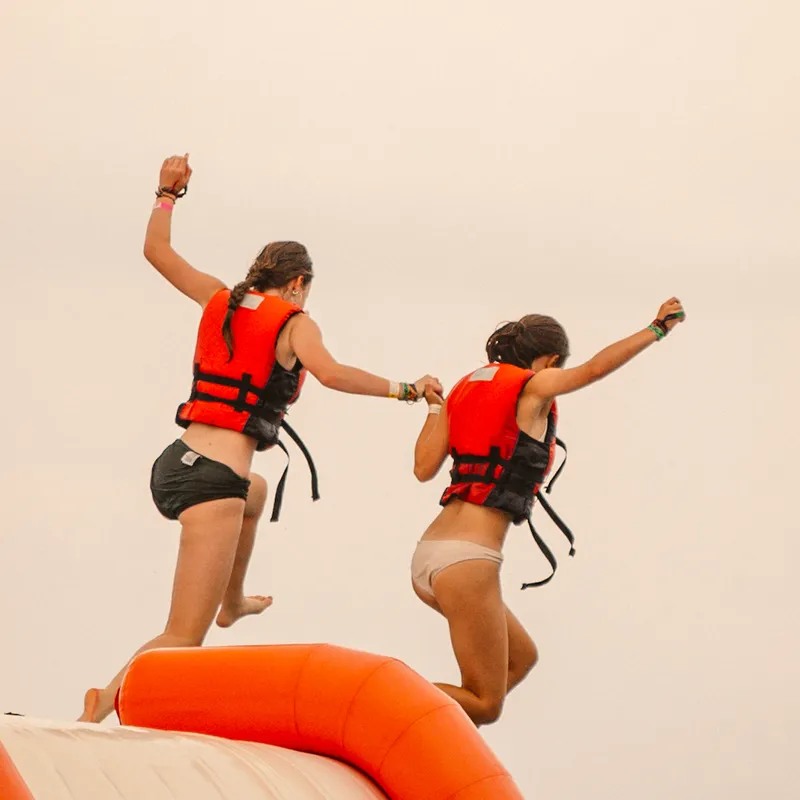 inflatable waterpark - summer bash - jongerenreizen - lloret de mar