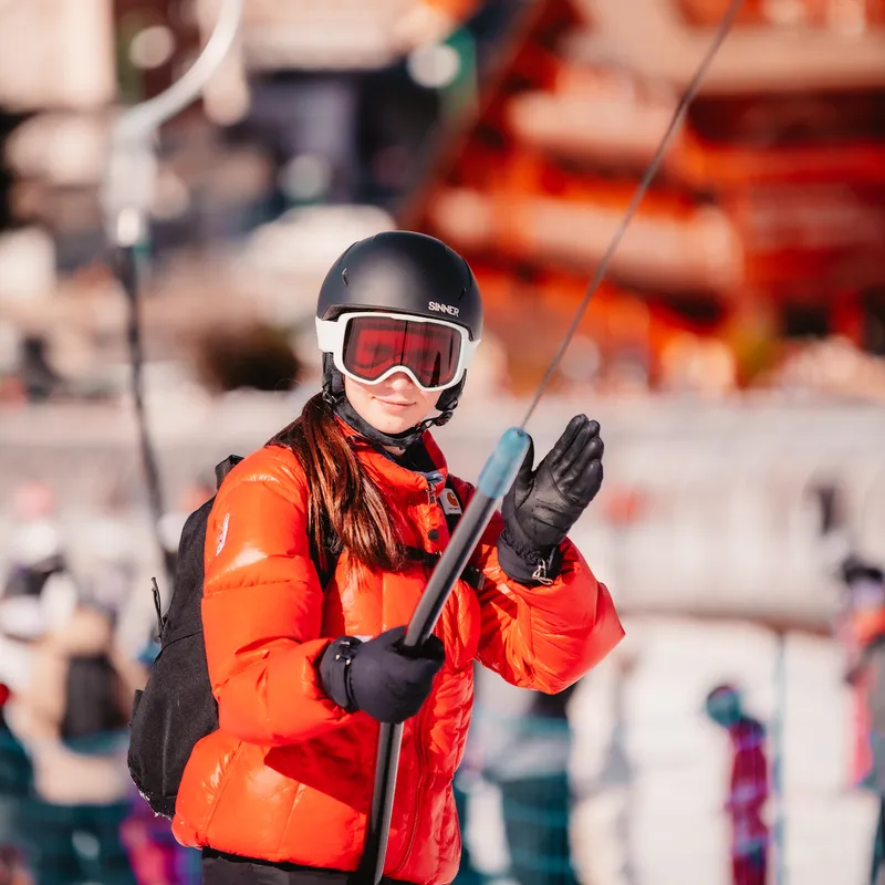 Begeleiding en jongeren tijdens een jeugdkamp van Reisrebbels