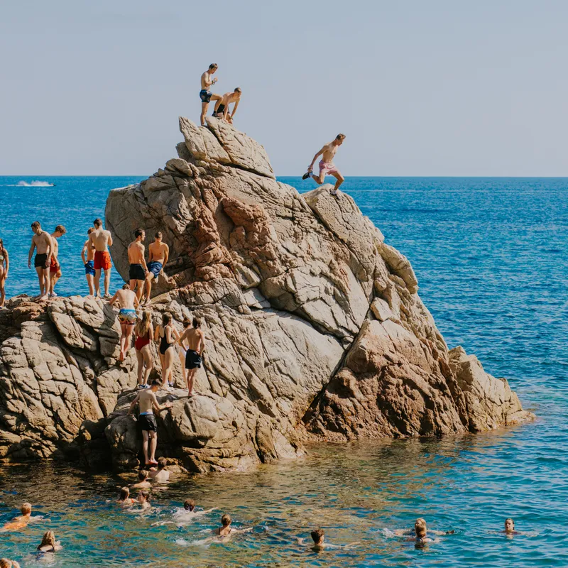 cliffjump-lloretdemar-activiteit-spanje-uitstap