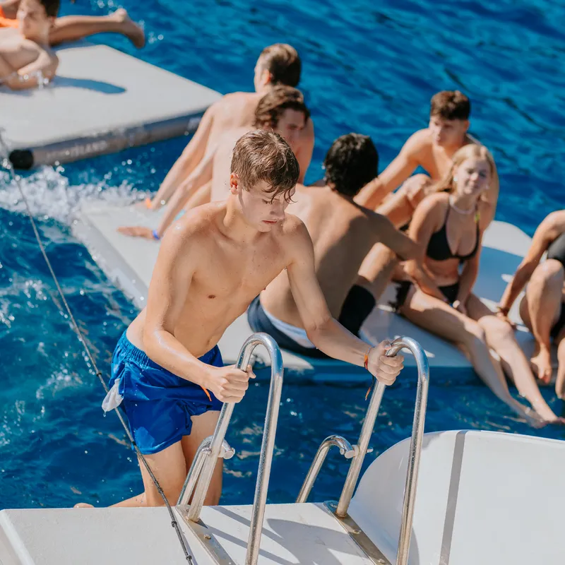 malgratdemar-kamp-uitstap-spanje-catamaran-boatparty
