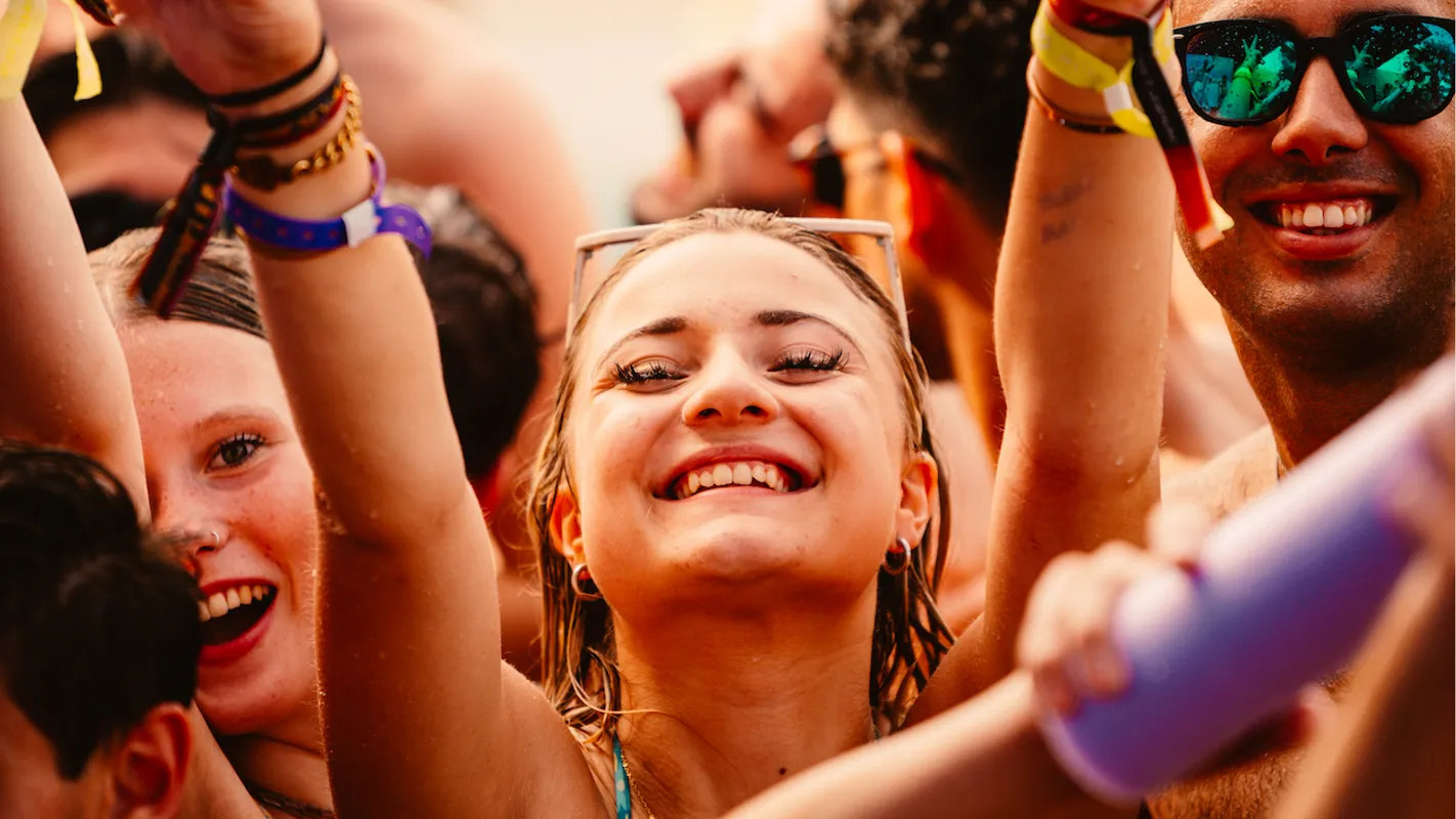 event - summer bash - cyprus - ayia napa - beach party nissi beach - jongeren - reis