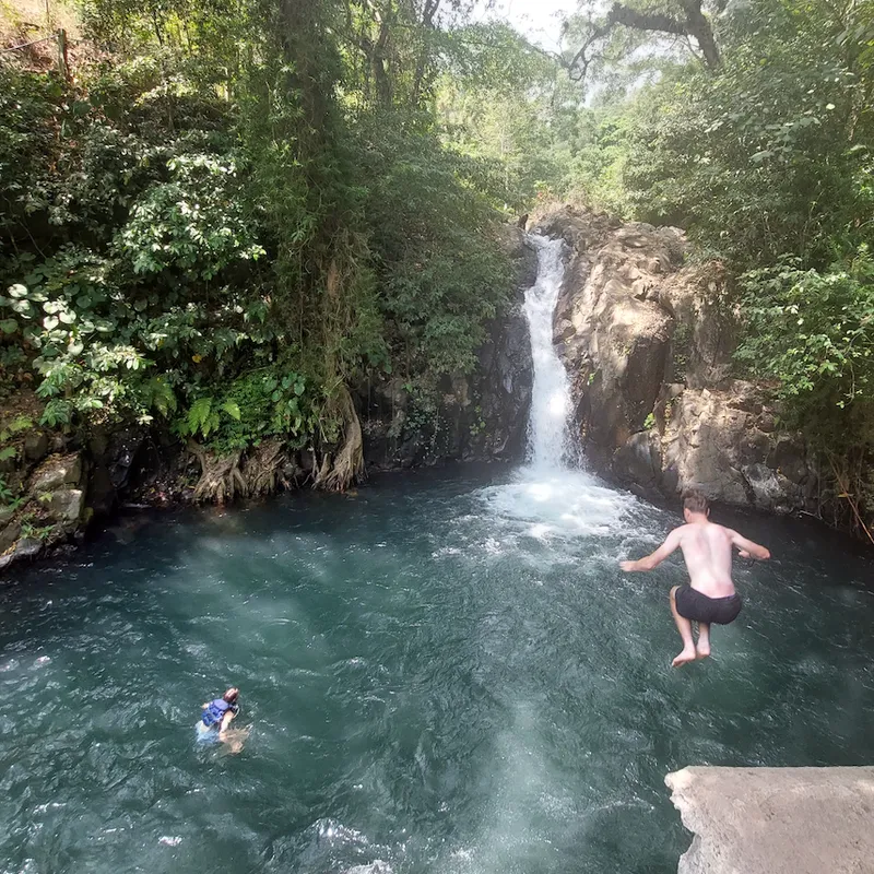 excursie - banyumala watervallen - bali - jeugd - buitenland