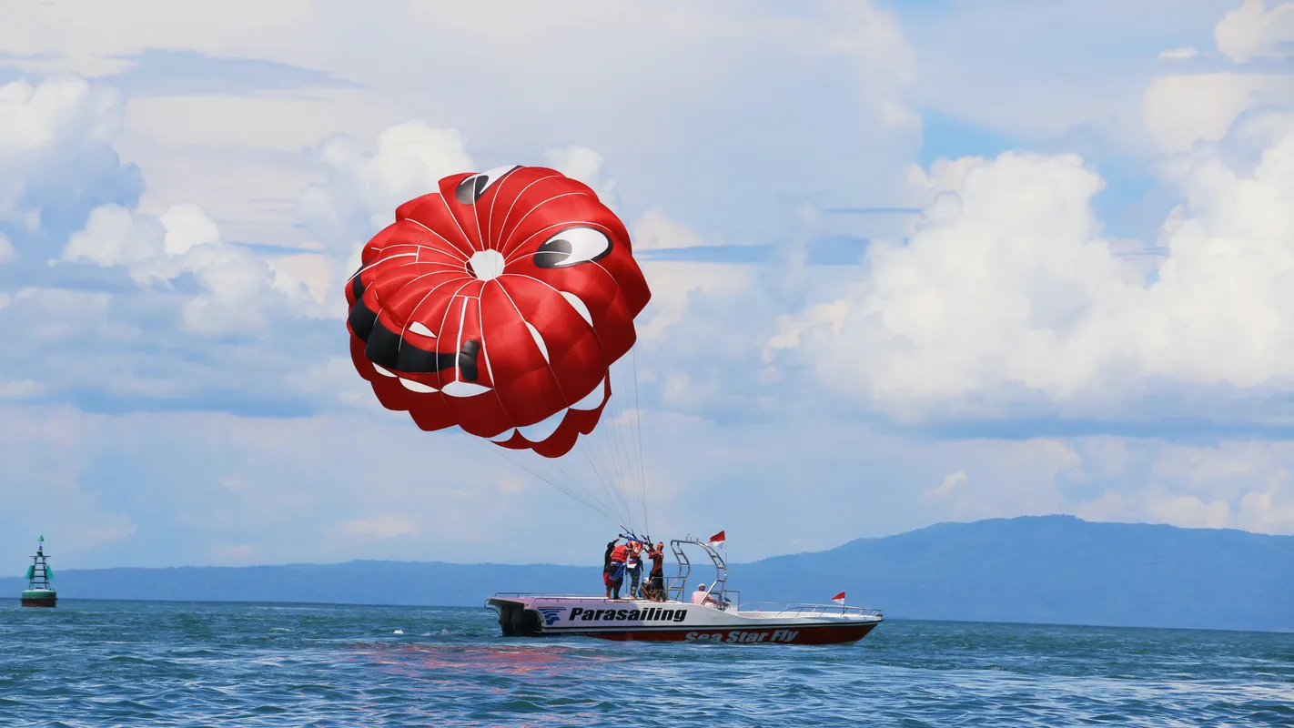 Excursie - parasailing - chersonissos - summer bash - jongerenreizen