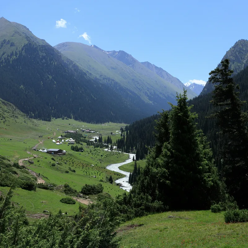 kigizie - hike - altyn arashan valley - jongerenreizen 