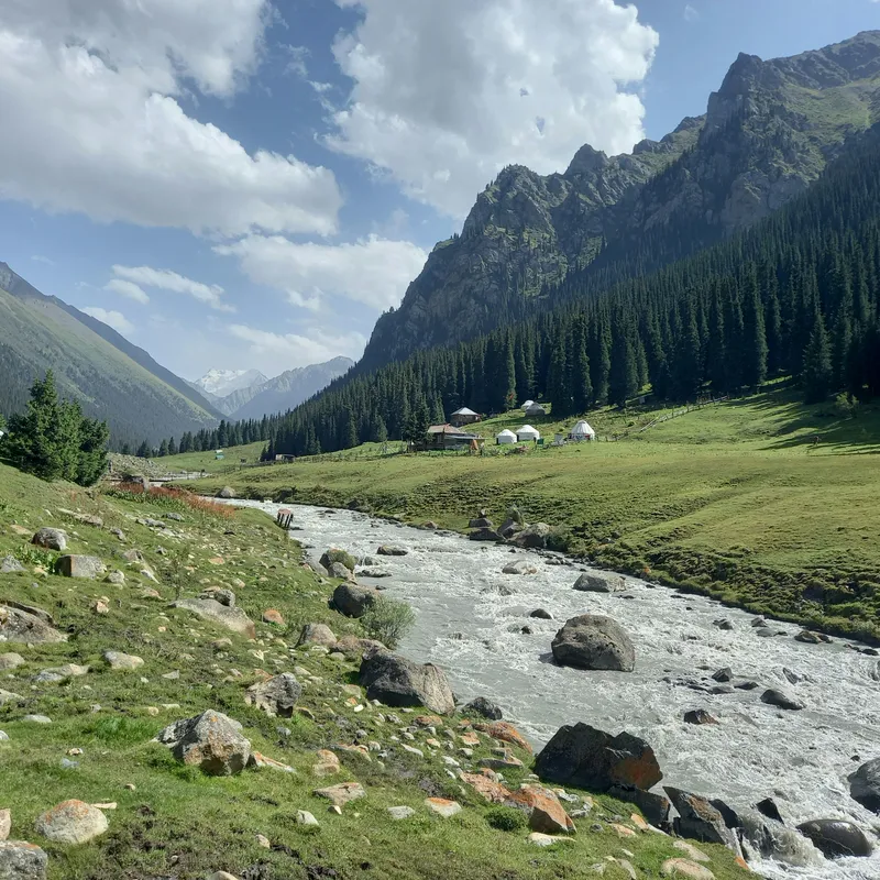 kigizie - hike - altyn arashan valley - jongerenreizen 
