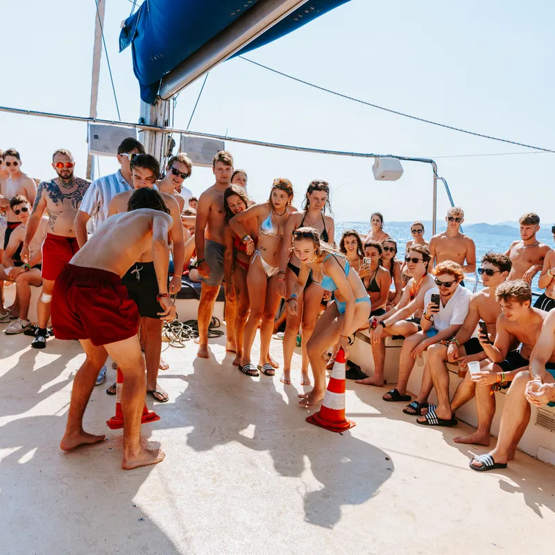 malgratdemar_boatparty_spanje_catamaran_uitstap_kamp-8a983264-6cf0-4085-9bd4-45dd1f6bc319